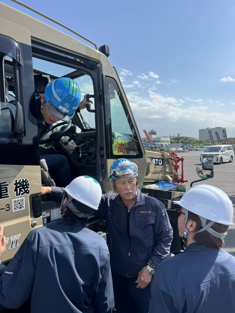 運転席の受講生に講師が指導しているところ