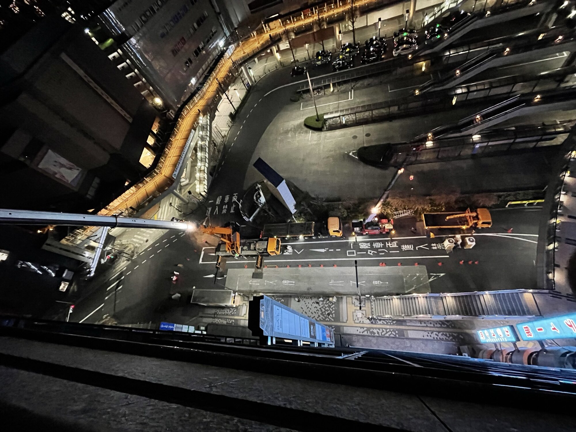 夜間に幹線道路を規制して据えた大型オールテレーンクレーン