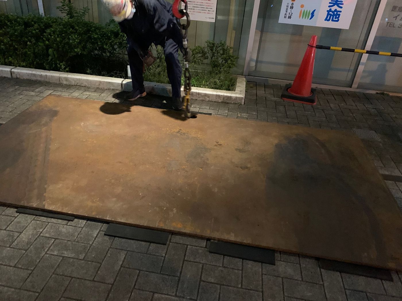 アウトリガーの下に敷いた鉄板