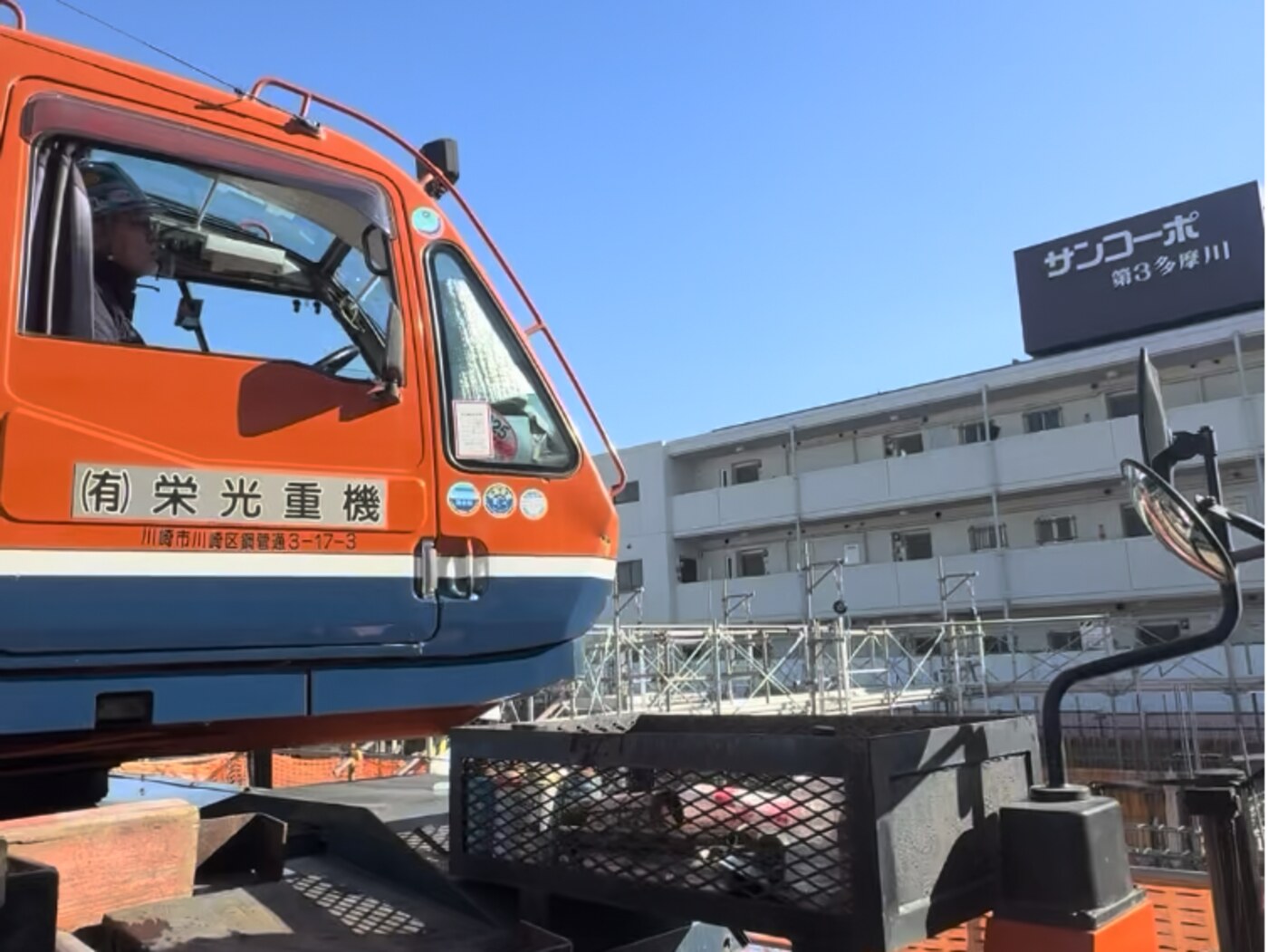 現場に据えた16tラフタークレーン